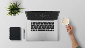 Computere og IT-udstyr på budget